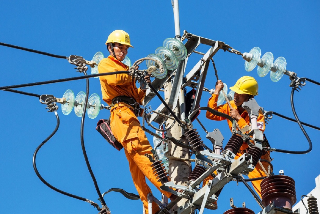 Công nhân điện lực khắc phục sự cố trong những ngày nắng nóng.