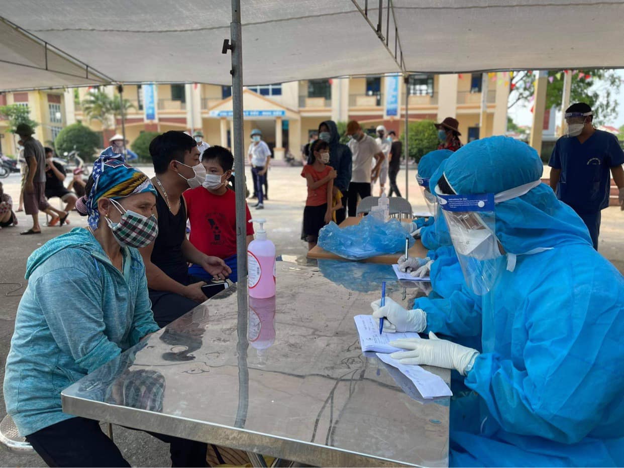  Nhân viên y tế chuẩn bị lấy mẫu xét nghiệm Covid-19 cho người dân Bắc Giang. Ảnh - Anh Tuấn. 