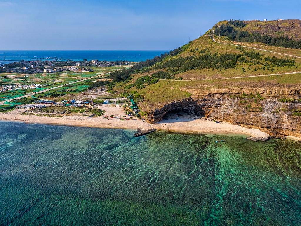 Đề xuất đầu tư sân bay quốc tế công suất 3 triệu hành khách/năm tại đảo Lý Sơn.