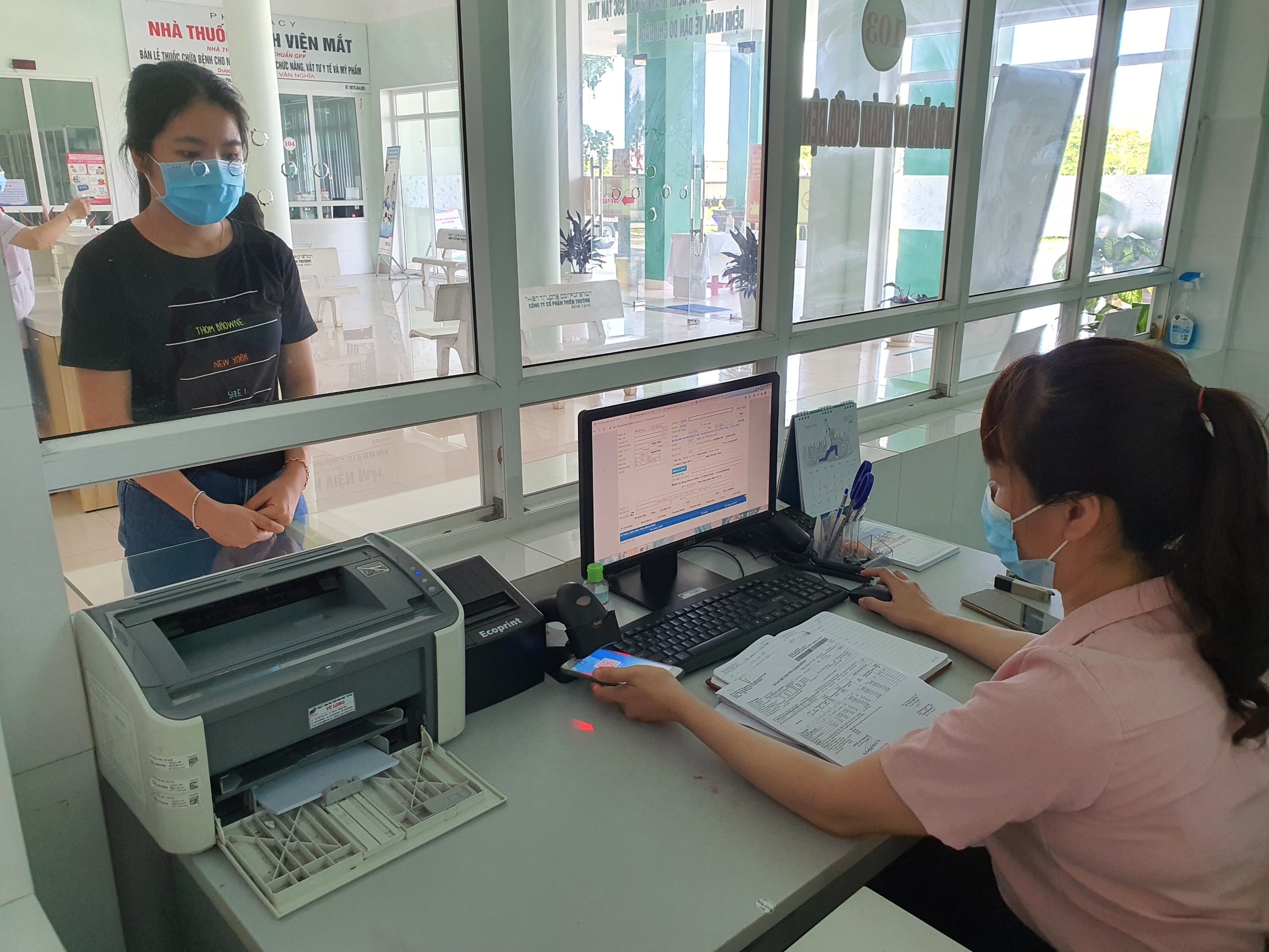 Người dân không cần sử dụng thẻ bảo hiểm xã hội giấy khi khám chữa bệnh từ 1/6. Ảnh - BHXH Việt Nam. 