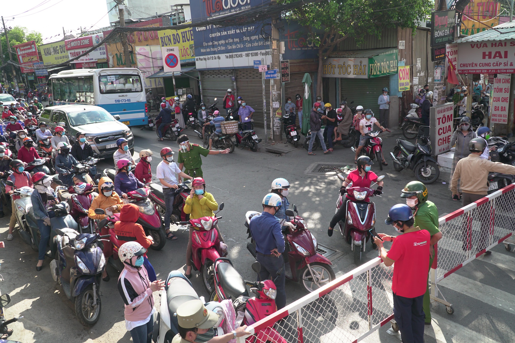 Ùn ứ 6Pg88.com hơn 1000 trò chơi hấp dẫn tại điểm chốt chặn trên đường Phan Huy Ích (Gò Vấp) vào sáng đầu tiên thực hiện giãn cách xã hội.