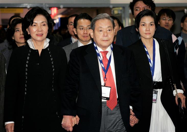 &Ocirc;ng Lee Kun-hee (giữa) l&uacute;c sinh thời v&agrave; b&agrave; Hong Ra-hee (tr&aacute;i) - Ảnh: Yonhap