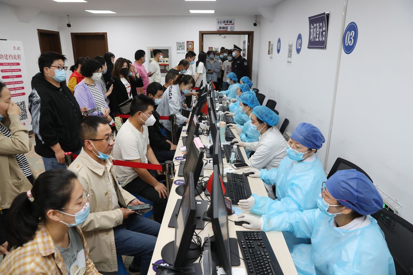 Người dân đăng ký tiêm phòng Covid-19 tại một trung tâm tiêm chủng ở Giang Tô, Trung Quốc, hôm 18/5. - Ảnh: Bloomberg.