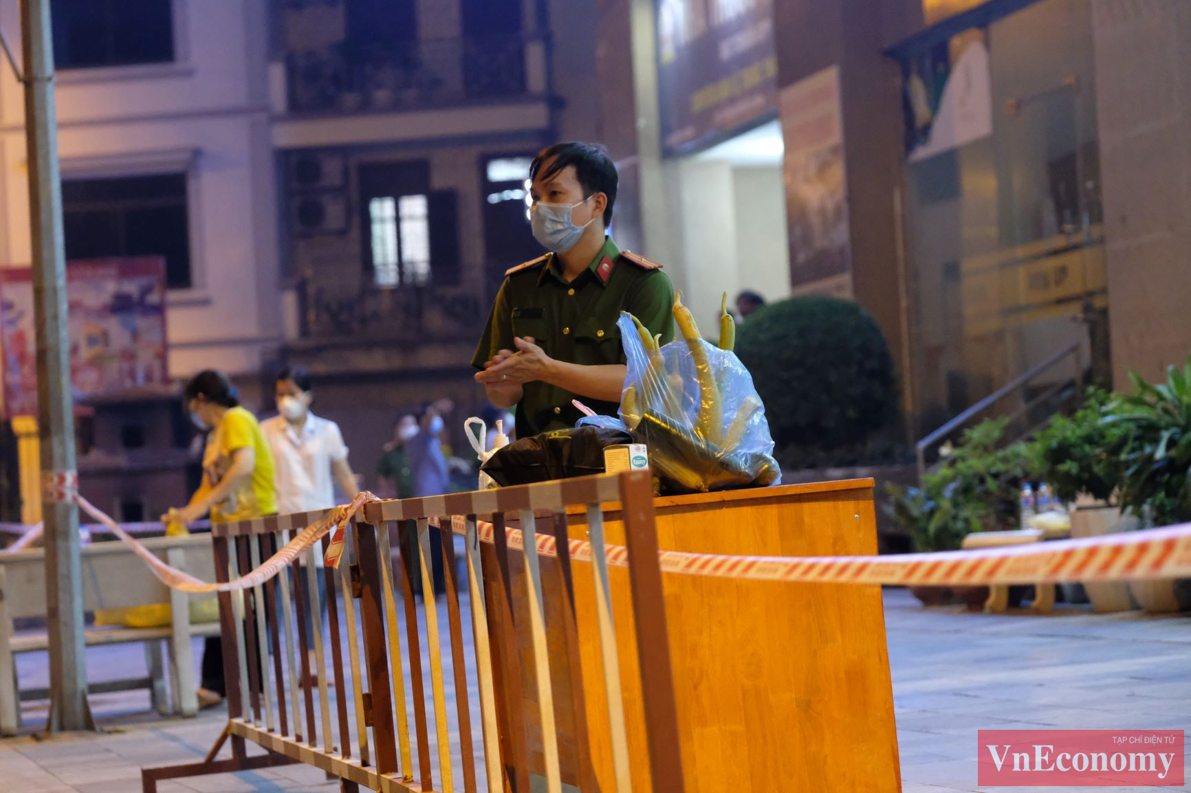 Hiện, b&ecirc;n trong t&ograve;a nh&agrave; c&oacute; khoảng hơn 500 hộ d&acirc;n n&agrave;y vẫn đang được tiếp tục triển khai những c&ocirc;ng t&aacute;c y tế cần thiết.&nbsp;