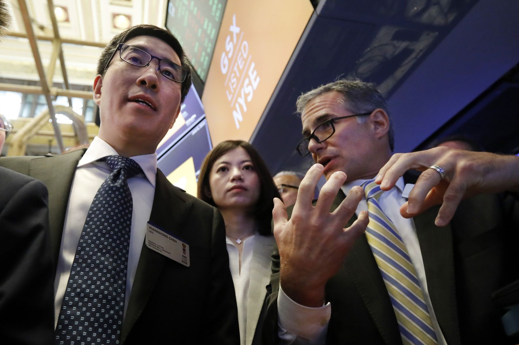 Larry Chen (trái) tại Sở giao dịch 6Pg88.com nhà cái New York (NYSE) hồi năm 2019 - Ảnh: AP.
