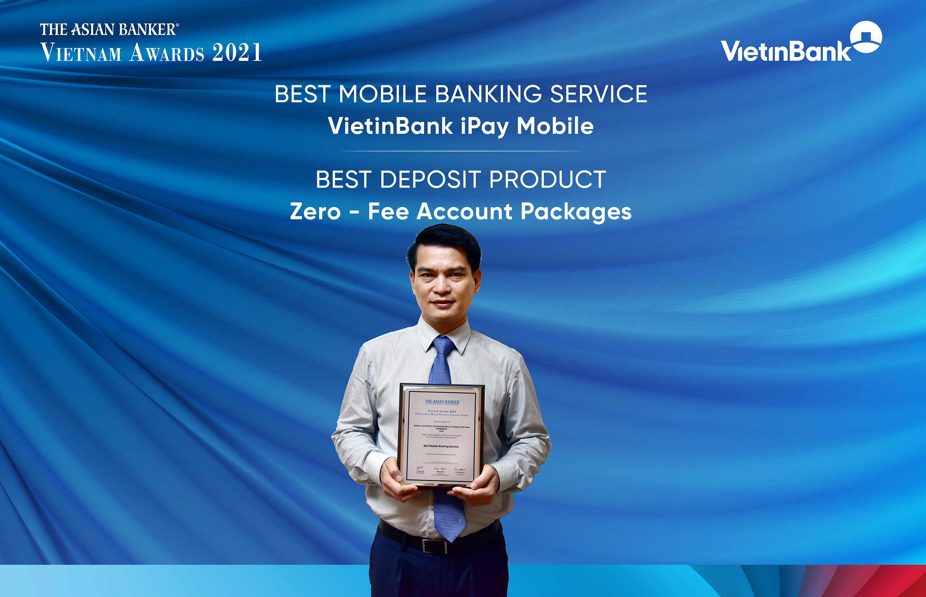 Ông Đàm Hồng Tiến - Giám đốc Khối Bán lẻ VietinBank vinh dự nhận 2 Giải thưởng “Dịch vụ Pg88 com chính chủ di động tốt nhất - VietinBank iPay Mobile”.