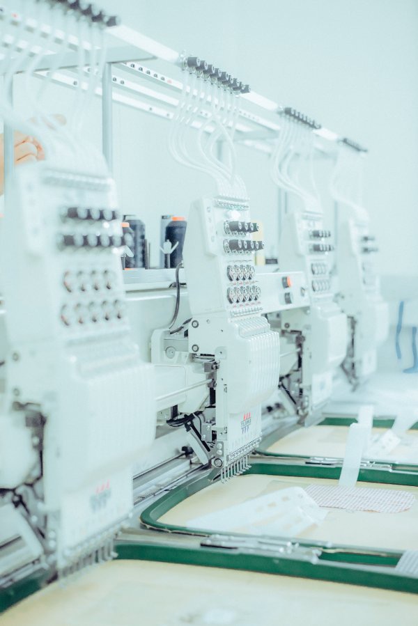 Những d&acirc;y chuyền m&aacute;y m&oacute;c nhập khẩu từ &Yacute;, Nhật được những người thợ l&agrave;nh nghề của Giovanni sử dụng để sản xuất ra sản phẩm thời trang hạng sang.