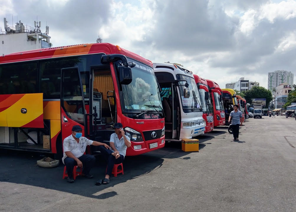 Covid-19 bùng phát, vận tải hành khách đìu hiu