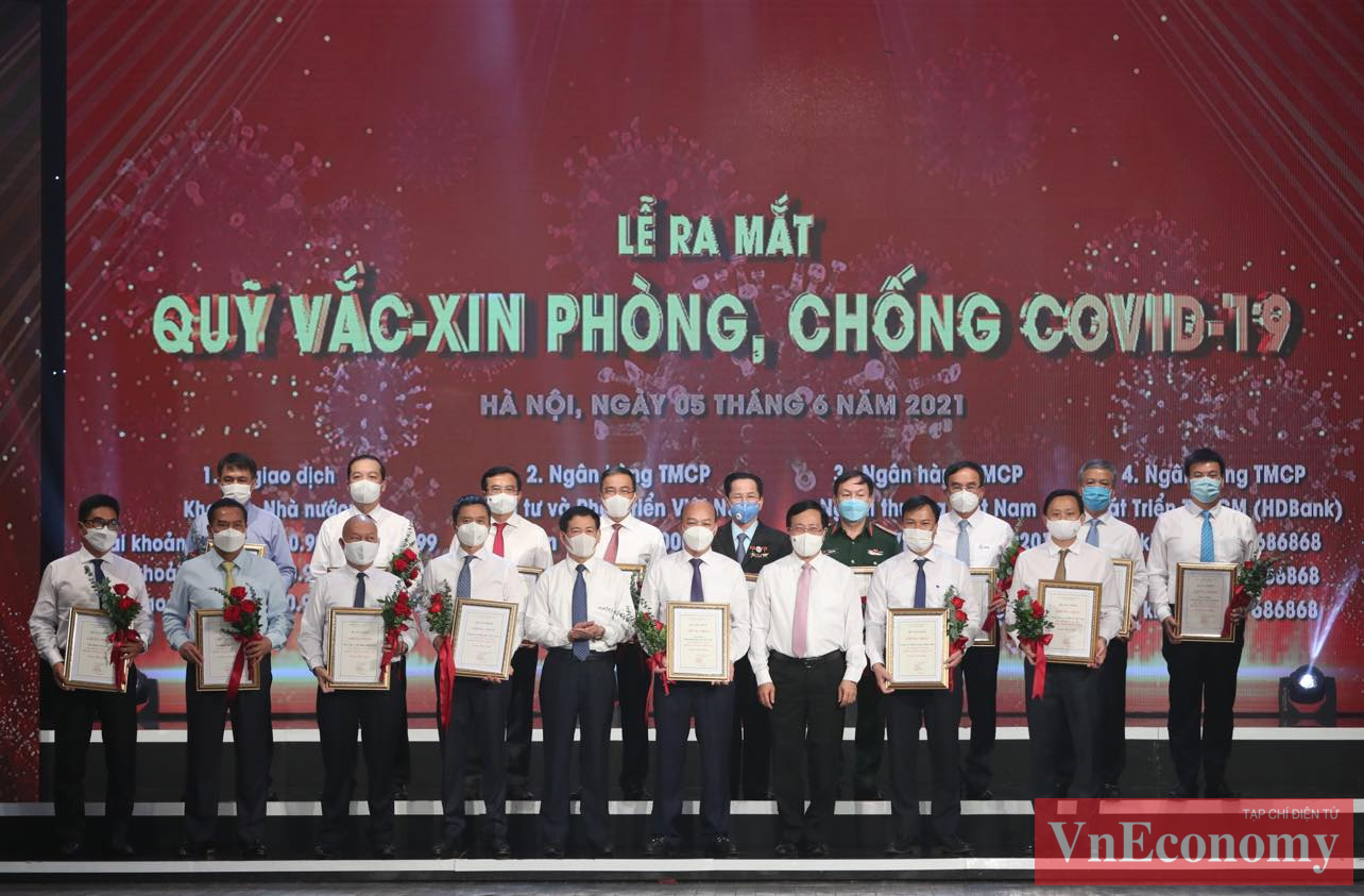 Ph&oacute; thủ tướng Phạm B&igrave;nh Minh v&agrave; Bộ trưởng Bộ T&agrave;i ch&iacute;nh Hồ Đức Phớc&nbsp;trao chứng nhận v&agrave; hoa cảm ơn c&aacute;c PG88 Link Dễ Nhớ Pg88.com.