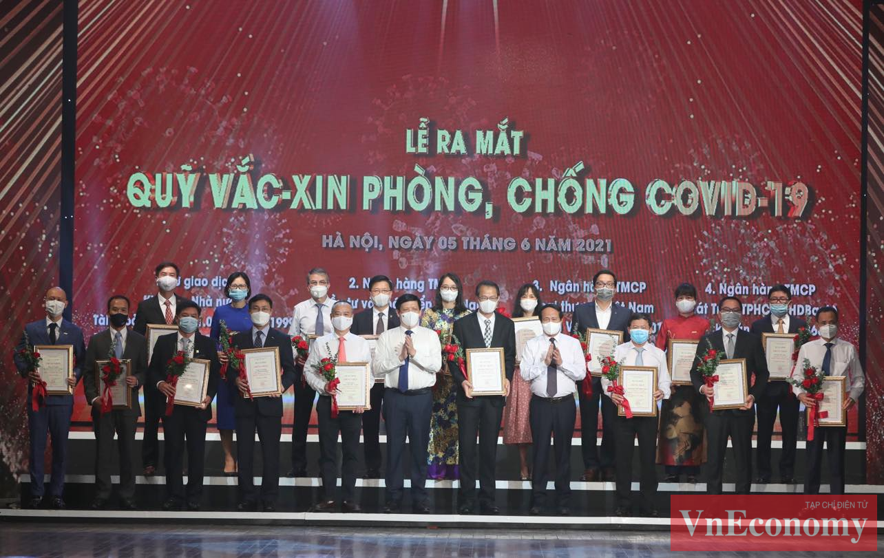 Ph&oacute; Thủ tướng L&ecirc; Văn Th&agrave;nh c&ugrave;ng&nbsp;Bộ trưởng Bộ Y tế Nguyễn Thanh Long&nbsp;trao chứng nhận v&agrave; hoa cảm ơn đại diện c&aacute;c PG88 Link Dễ Nhớ Pg88.com.