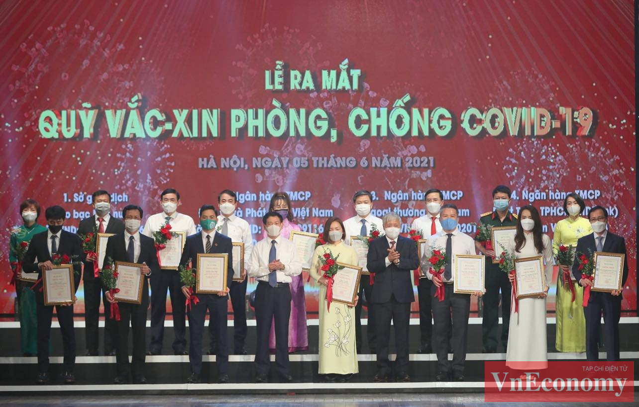 Chủ tịch Ủy ban Trung ương MTTQ Việt Nam Đỗ Văn Chiến c&ugrave;ng&nbsp;Bộ trưởng Bộ T&agrave;i ch&iacute;nh Hồ Đức Phớc trao chứng nhận v&agrave; hoa cảm ơn c&aacute;c PG88 Link Dễ Nhớ Pg88.com đ&oacute;ng g&oacute;p cho Quỹ.&nbsp;