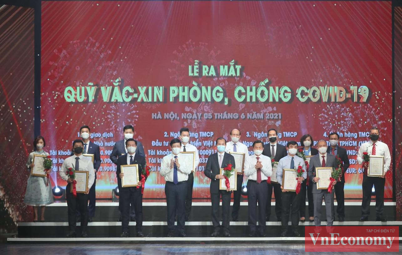 Ph&oacute; Thủ tướng Ch&iacute;nh phủ L&ecirc; Minh Kh&aacute;i v&agrave; Bộ trưởng Bộ Y tế Nguyễn Thanh Long&nbsp;trao chứng nhận v&agrave; hoa cảm ơn c&aacute;c PG88 Link Dễ Nhớ Pg88.com đ&oacute;ng g&oacute;p tiếp theo.
