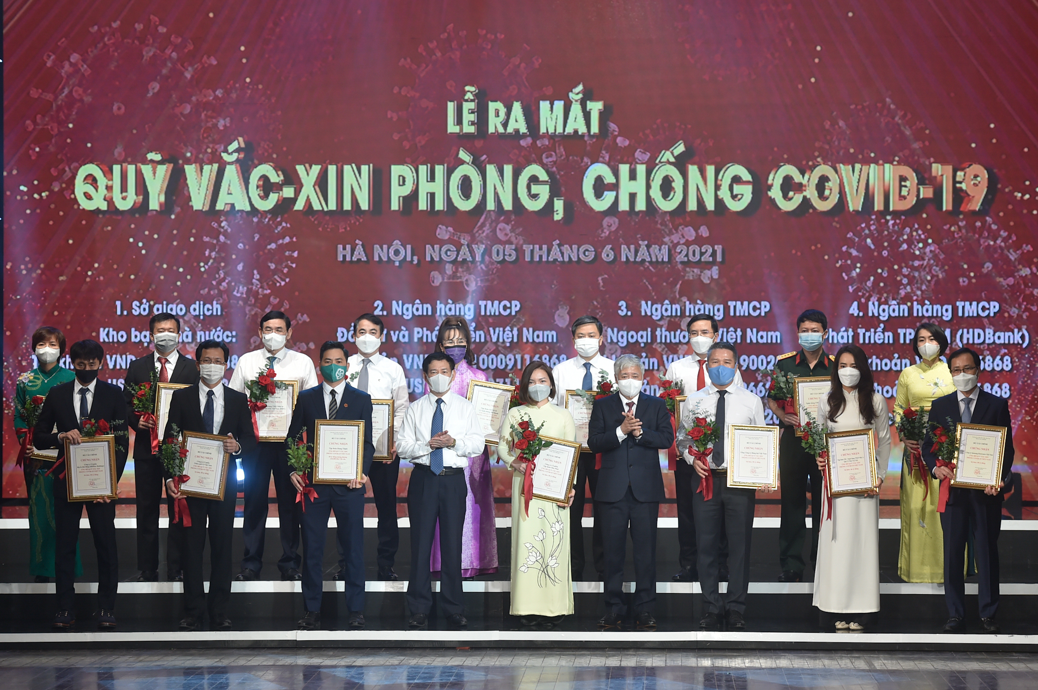 Chủ tịch Ủy ban Trung ương MTTQ Việt Nam Đỗ Văn Chiến, Bộ trưởng Bộ T&agrave;i ch&iacute;nh Hồ Đức Phớc v&agrave; đại diện bộ ng&agrave;nh,&nbsp; DN đ&oacute;ng g&oacute;p cho Quỹ vaccine ph&ograve;ng chống COVID-19. Ảnh VGP.