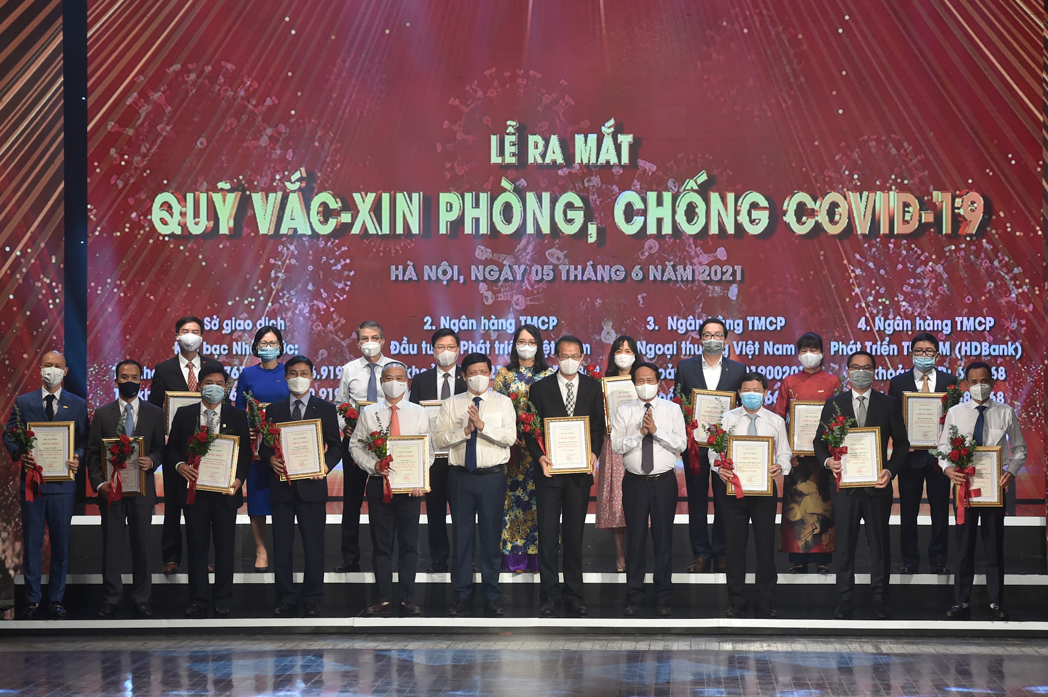Ph&oacute; Thủ tướng L&ecirc; Văn Th&agrave;nh,&nbsp;Bộ trưởng Bộ Y tế Nguyễn Thanh Long v&agrave; đại diện bộ ng&agrave;nh,&nbsp; DN đ&oacute;ng g&oacute;p cho Quỹ vaccine ph&ograve;ng chống COVID-19. Ảnh VGP.
