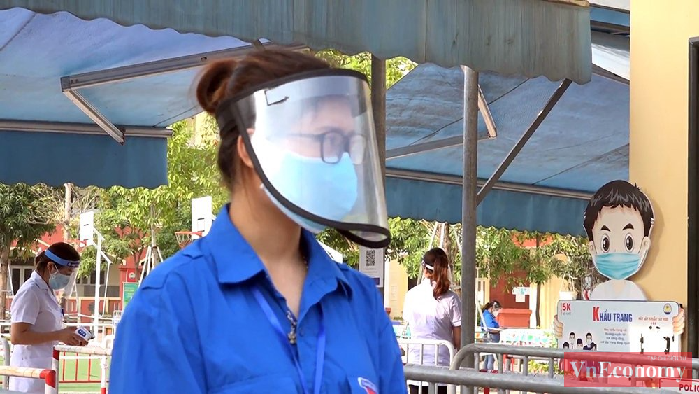 Mỗi điểm thi đều sẽ huy động lực lượng thanh ni&ecirc;n tiếp sức m&ugrave;a thi, ph&acirc;n c&ocirc;ng nhiệm vụ cụ thể để đảm bảo c&ocirc;ng t&aacute;c ph&acirc;n luồng th&iacute; sinh, khai b&aacute;o y tế, kiểm tra th&acirc;n nhiệt...&nbsp;
