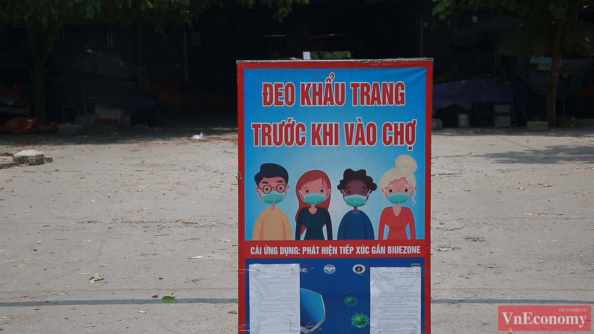 Khu chợ&nbsp;Cửa h&agrave;ng mới ở tổ 17, thị trấn Đ&ocirc;ng Anh - nơi bệnh nh&acirc;n b&aacute;n h&agrave;ng cũng tạm thời ngừng hoạt động, khung cảnh hoang vắng kh&aacute;c hẳn mọi ng&agrave;y.