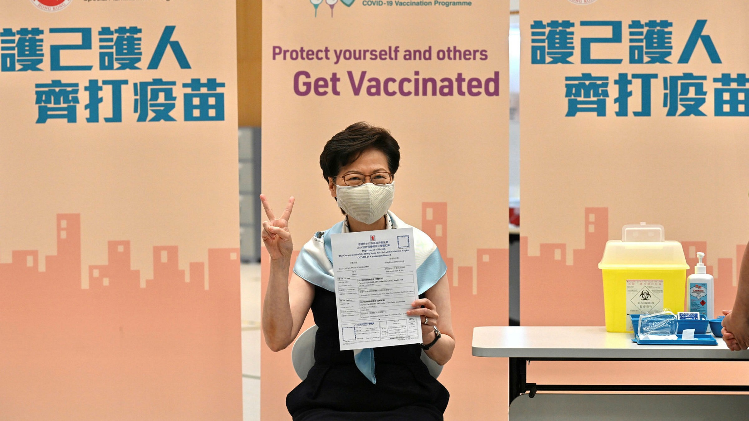 Bà Lâm Trịnh Nguyệt Nga, Đặc khu trưởng Hồng Kông tiêm vaccine Covid-19 vào tháng 2/2021 - Ảnh: Financial Times