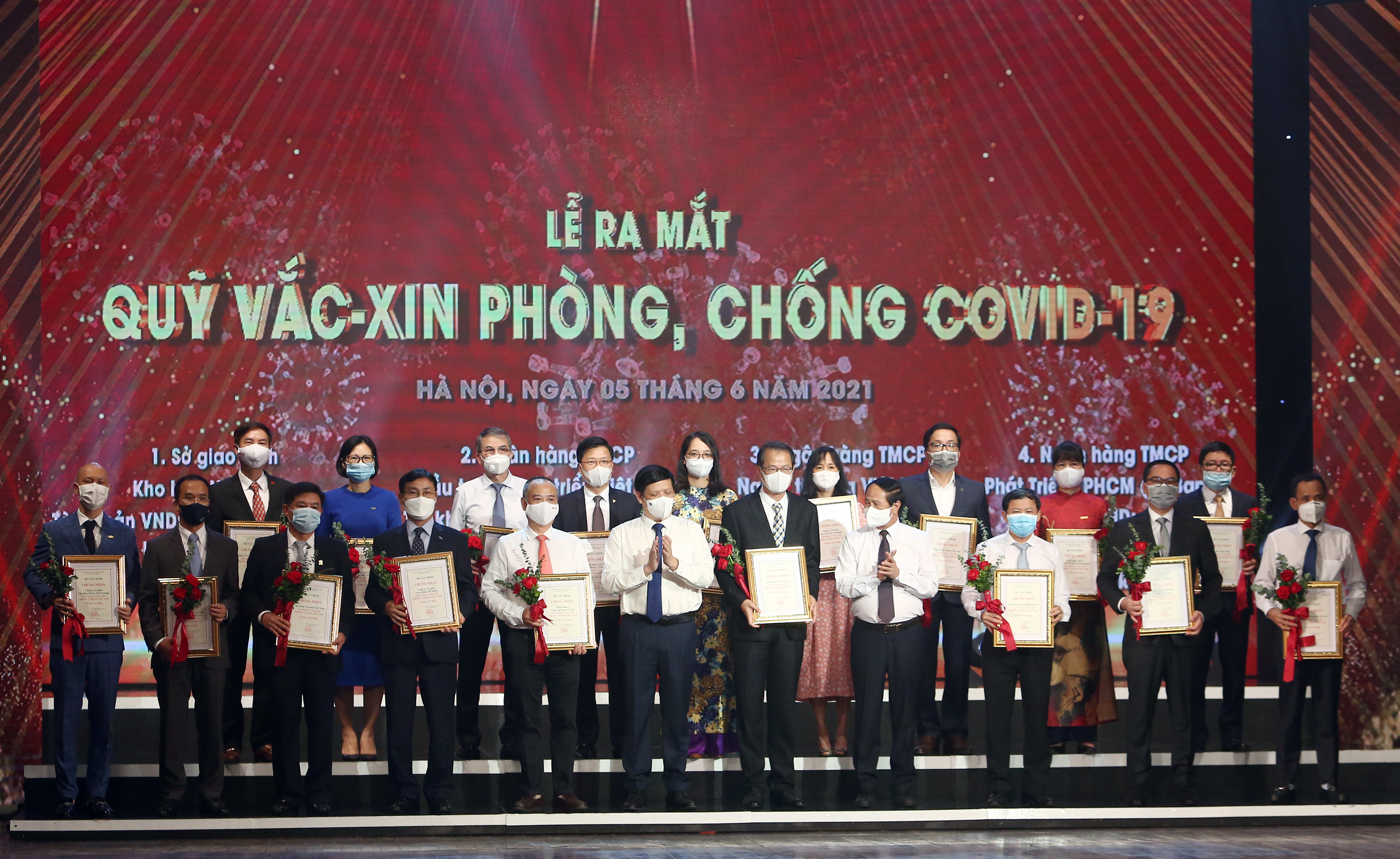 Giao h&agrave;ng Tiết kiệm đồng h&agrave;nh c&ugrave;ng c&aacute;c PG88 Link Dễ Nhớ Pg88.com tại Lễ ra mắt Quỹ vaccine ph&ograve;ng chống Covid-19.