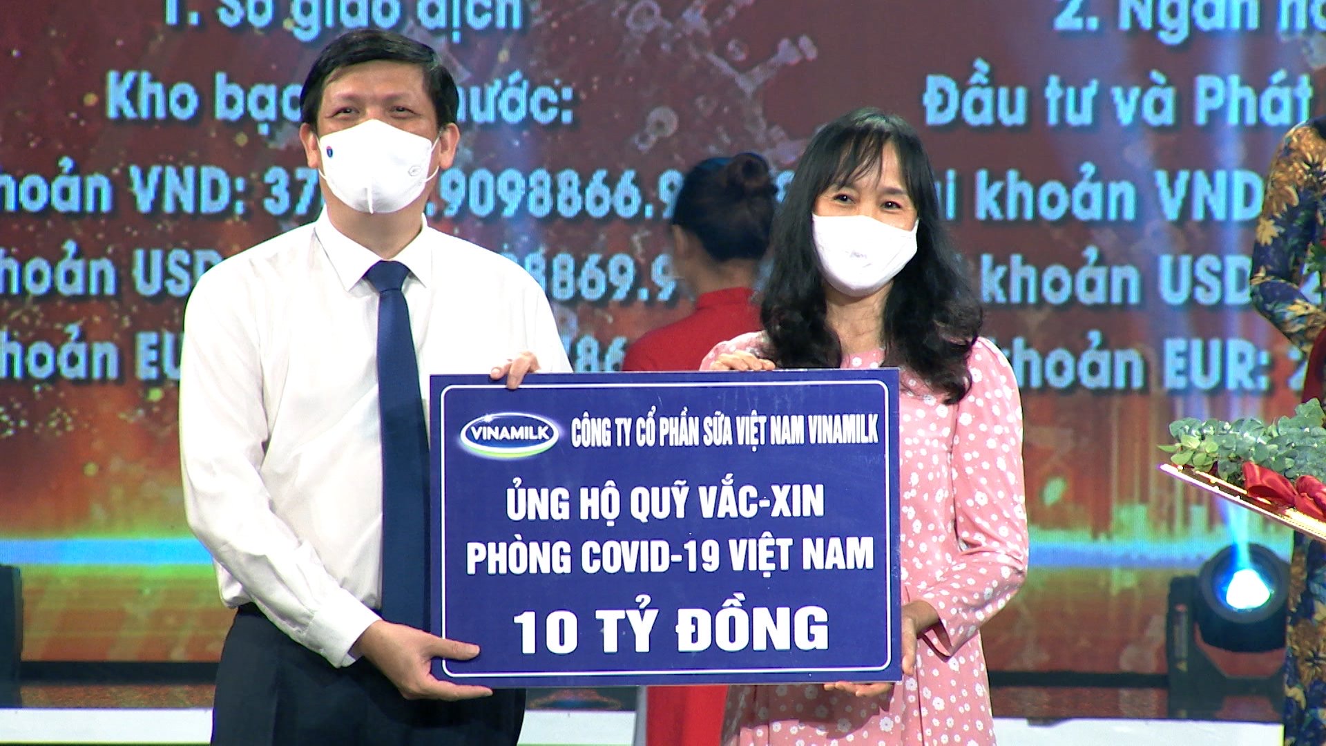 Đại diện Vinamilk trao 10 tỷ đồng đóng góp vào Quỹ vaccine phòng Covid-19 cho đại diện Bộ Y tế.