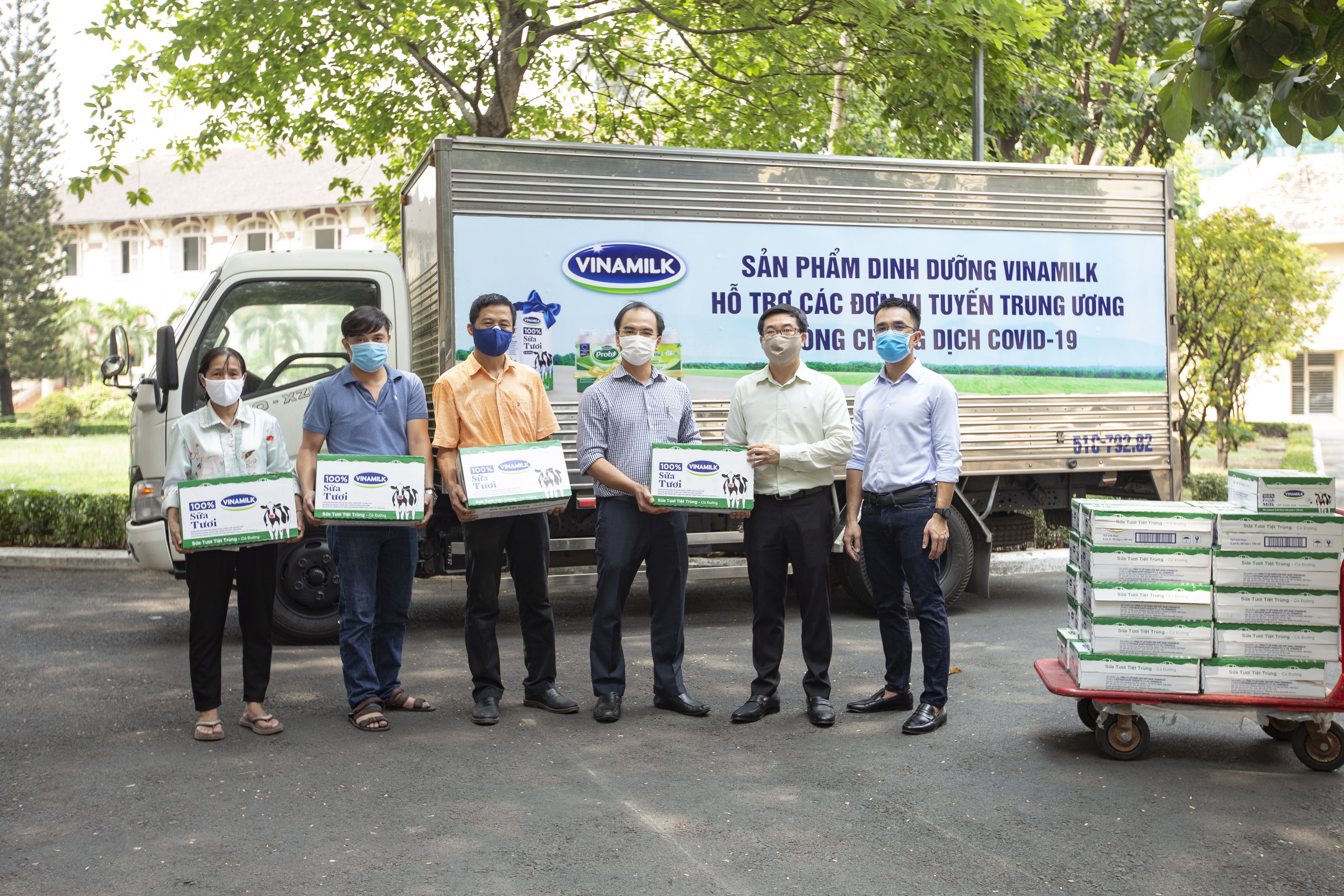 Vinamilk lu&ocirc;n t&iacute;ch cực trong c&aacute;c hoạt đ&ocirc;ng hỗ trợ Ch&iacute;nh phủ, c&aacute;n bộ y tế v&agrave; cộng đồng c&ugrave;ng chống lại dịch bệnh.