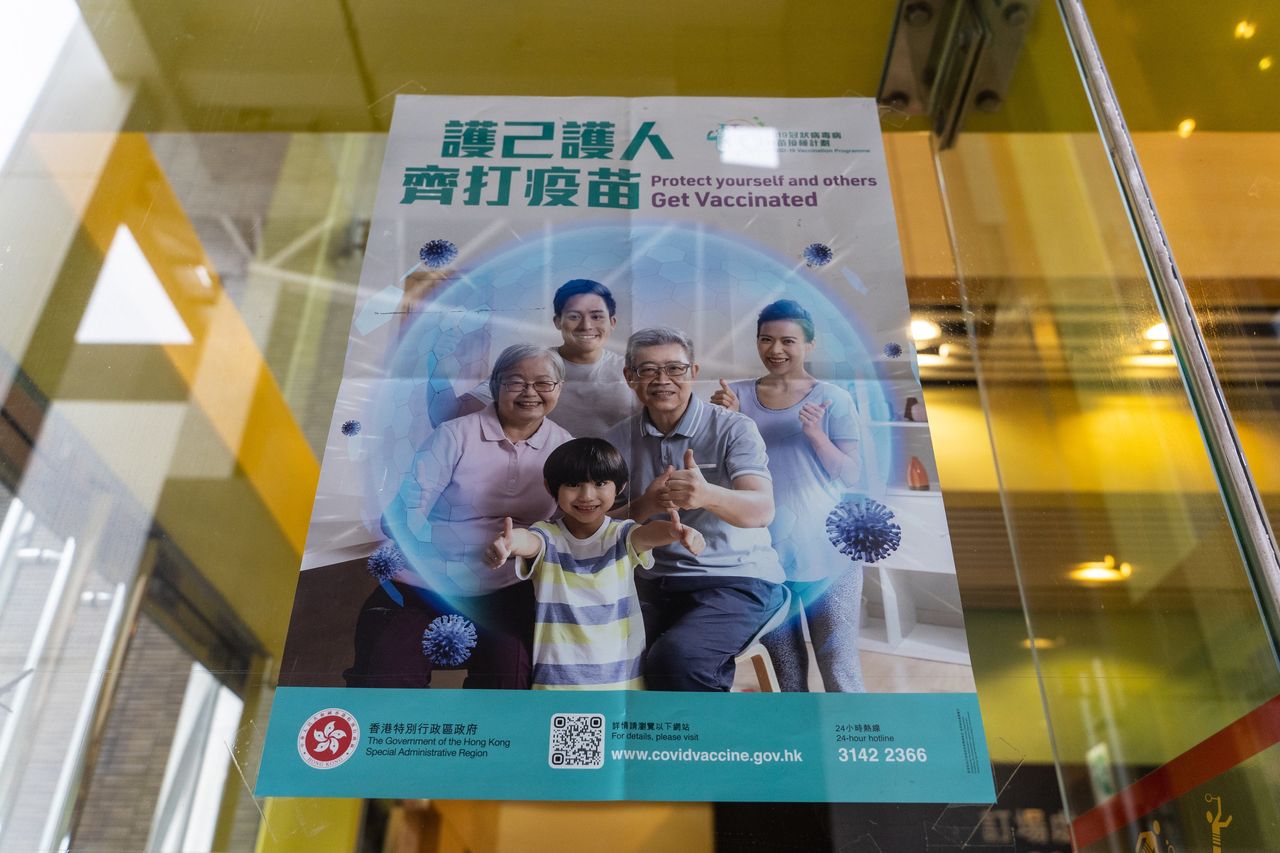 Poster khuyến kh&iacute;ch người d&acirc;n ti&ecirc;m vaccine Covid-19 ở Hồng K&ocirc;ng - Ảnh: Bloomberg