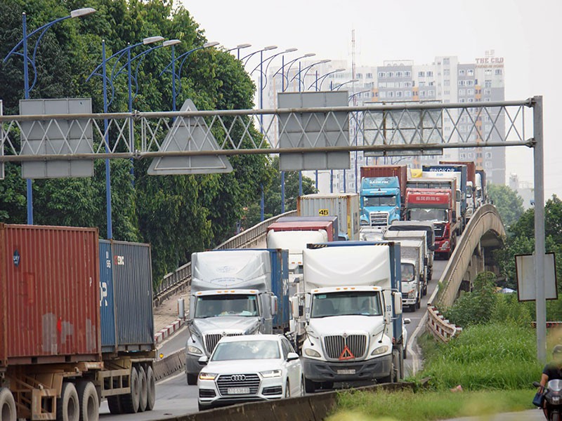  Chiếm 90% lượng container vào TP.HCM, đường dẫn vào khu vực cảng Tân Cảng - Cát Lái luôn trong tình trạng kẹt cứng