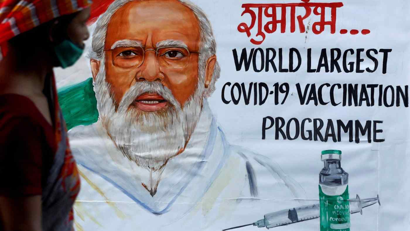 Một bức vẽ Thủ tướng Ấn Độ Narendra Modi trong chương trình quảng bá tiêm phòng Covid-19 trên đường phố ở Mumbai - Ảnh: Reuters.