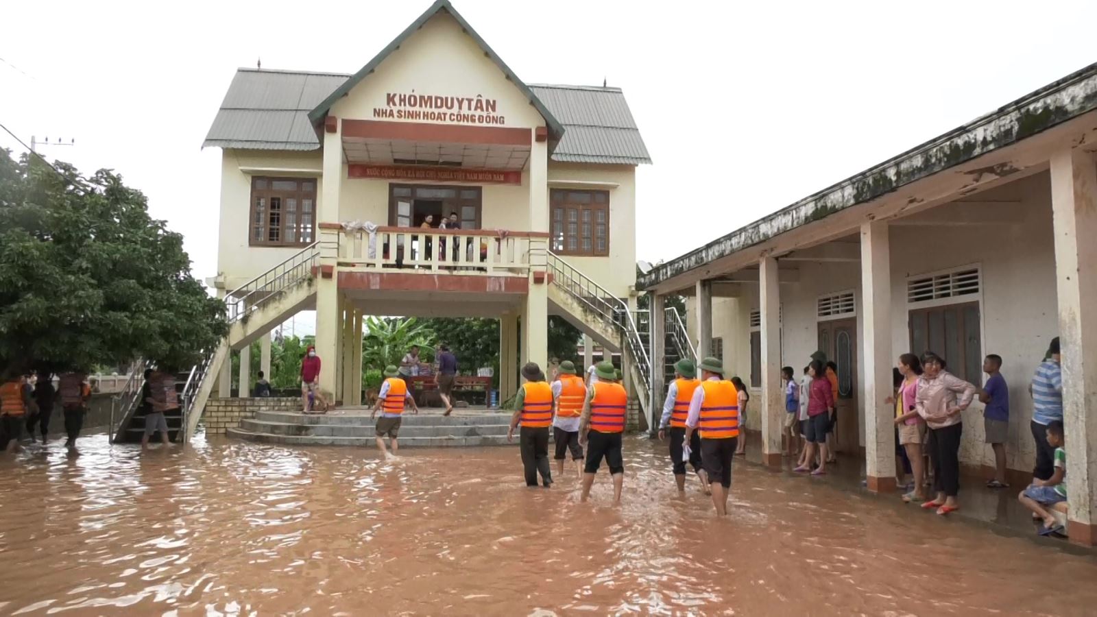 Nâng mức hỗ trợ cho người nghèo làm nhà chống lũ vì bão giá nguyên vật liệu 