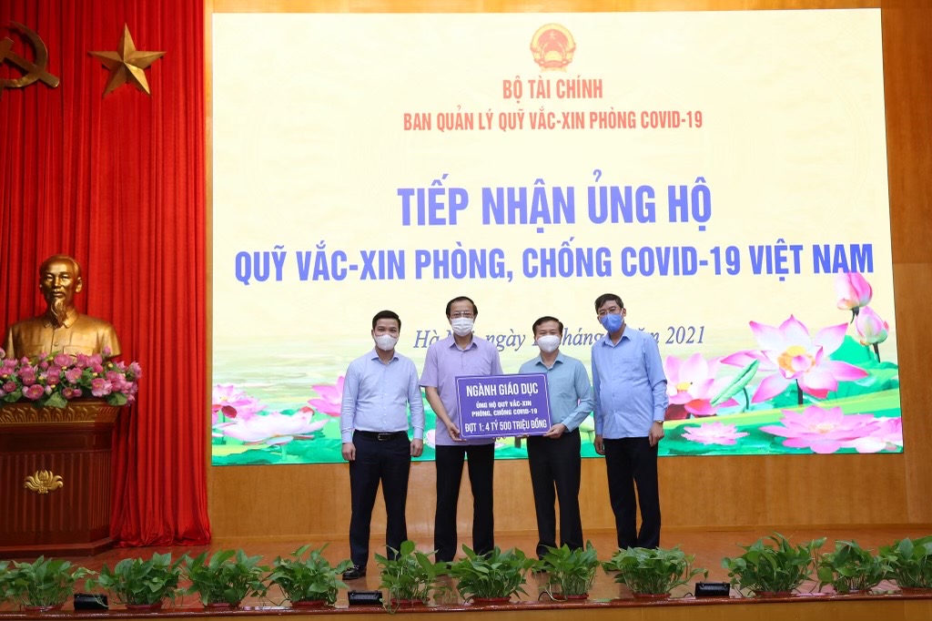 Ngành giáo dục ủng hộ 4,5 tỷ đồng cho Quỹ vaccine phòng, chống Covid-19