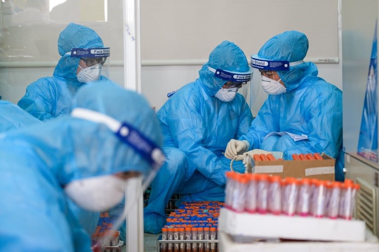 Lấy mẫu xét nghiệm Covid-19 tại Bắc Ninh. Ảnh - Bộ Y tế. 