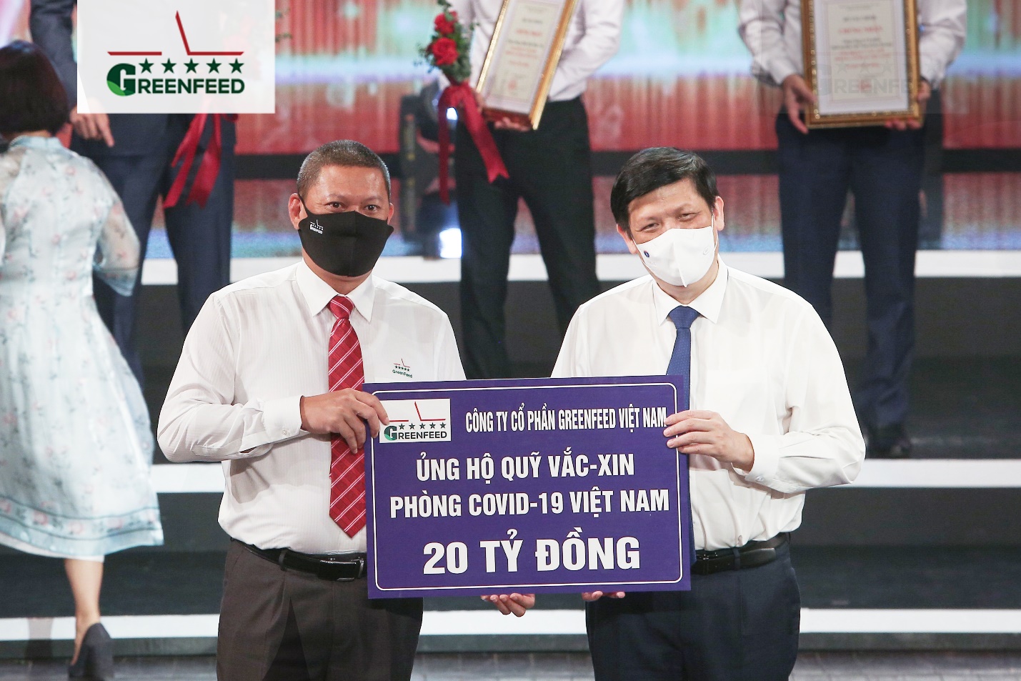 Ông Đào Lê Vũ - Tổng giám đốc Ngành Chăn nuôi miền Bắc (bên trái), đại diện GREENFEED Việt Nam trao tặng 20 tỷ đồng cho Quỹ Vaccine phòng Covid-19.