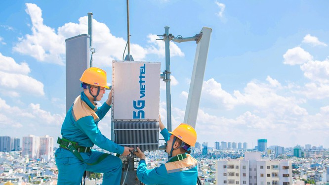 Nhân viên Viettel lắp đặt trạm 5G.