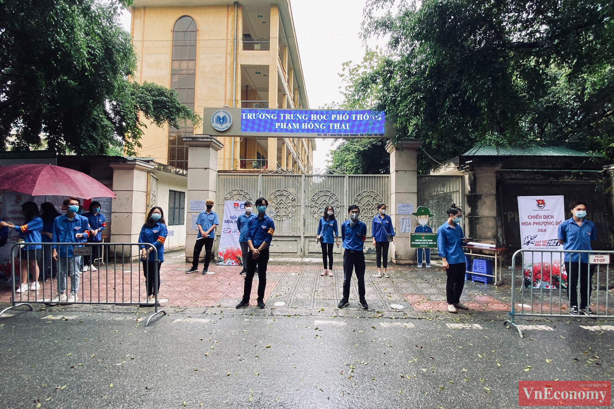 Tại điểm thi THPT Phạm Hồng Th&aacute;i, lực lượng thanh ni&ecirc;n t&igrave;nh nguyện tiếp sức m&ugrave;a thi gi&uacute;p ph&acirc;n luồng th&iacute; sinh từ ngo&agrave;i cổng trường.