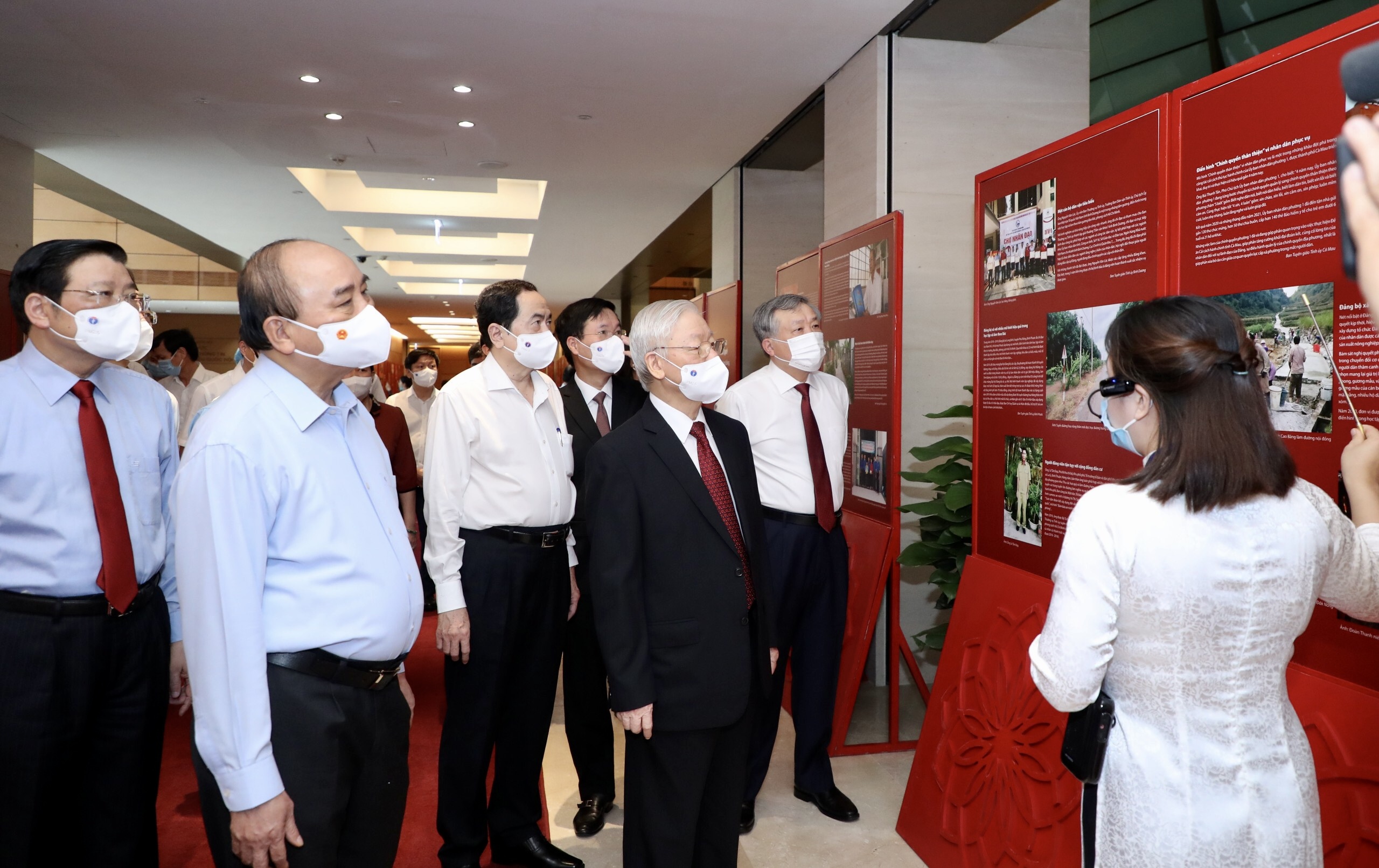 T&ocirc;̉ng Bí thư Nguy&ecirc;̃n Phú Trọng, Chủ tịch nước Nguy&ecirc;̃n Xu&acirc;n Phúc v&agrave; c&aacute;c đại biểu tham quan, nghe giới thiệu tại triển l&atilde;m - Ảnh: VGP/Nhật Bắc