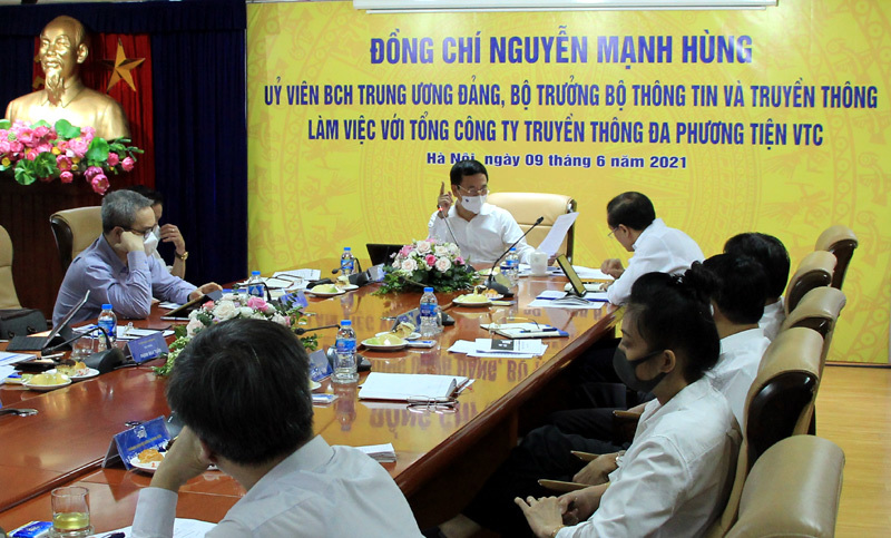 Buổi l&agrave;m việc giữa Bộ trưởng Nguyễn Mạnh H&ugrave;ng v&agrave; Tổng c&ocirc;ng ty VTC.&nbsp;Ảnh: MIC.