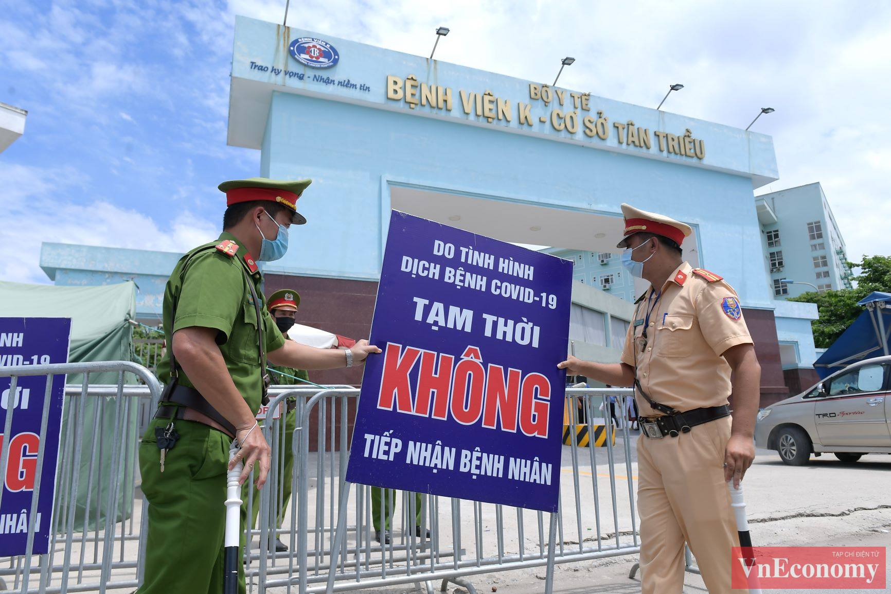 Những tấm biển cảnh b&aacute;o đ&atilde; được cất đi để nhường chỗ cho &ocirc; t&ocirc; chở bệnh nh&acirc;n ra, v&agrave;o bệnh viện.
