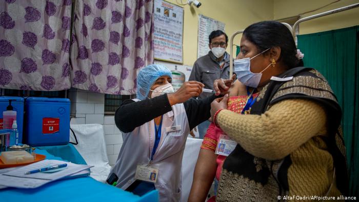 Ti&ecirc;m vaccine Covid-19 tại một trung t&acirc;m y tế ở Ấn Độ - Ảnh: AP