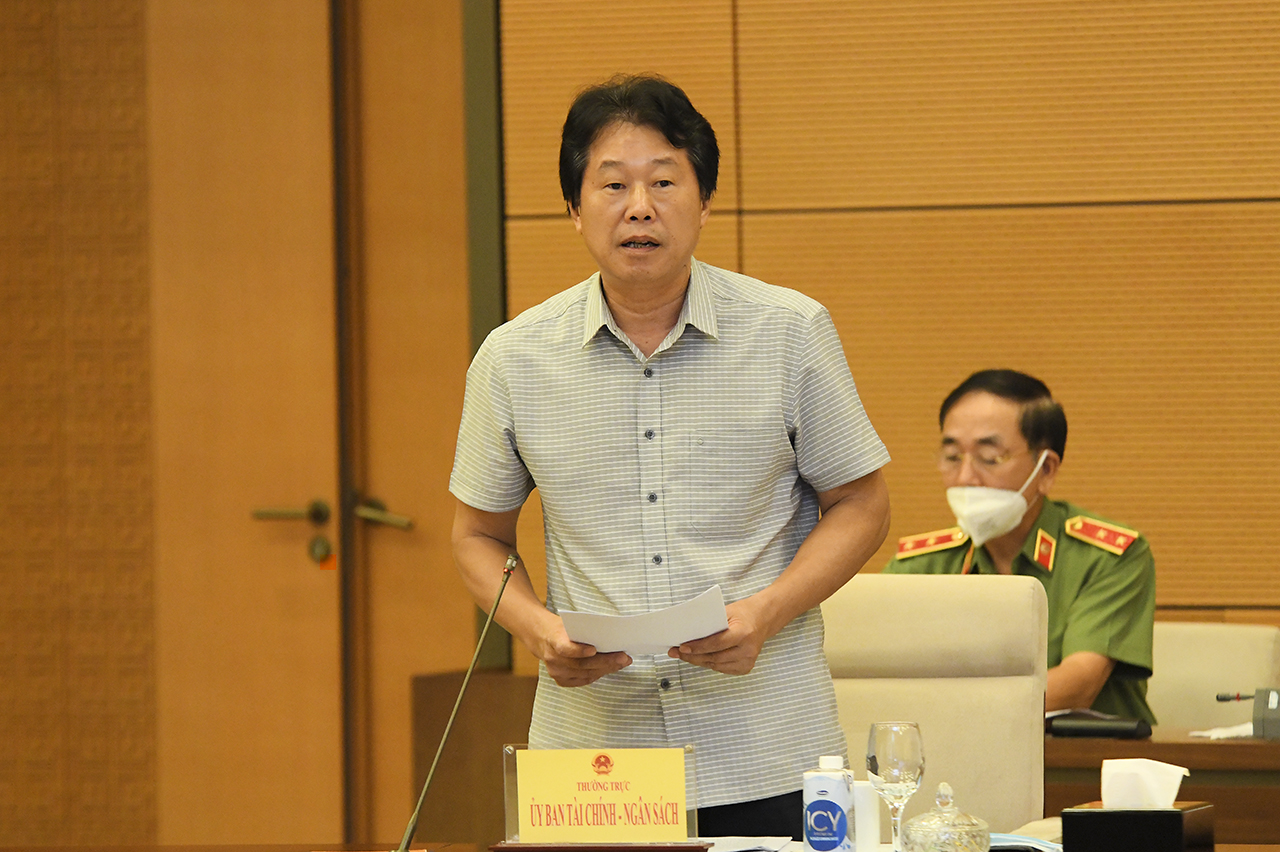 Ph&oacute; Chủ nhiệm Ủy ban T&agrave;i ch&iacute;nh - Ng&acirc;n s&aacute;ch Đinh Văn Nh&atilde; tr&igrave;nh b&agrave;y b&aacute;o c&aacute;o tại phi&ecirc;n họp - Ảnh: Quochoi.vn