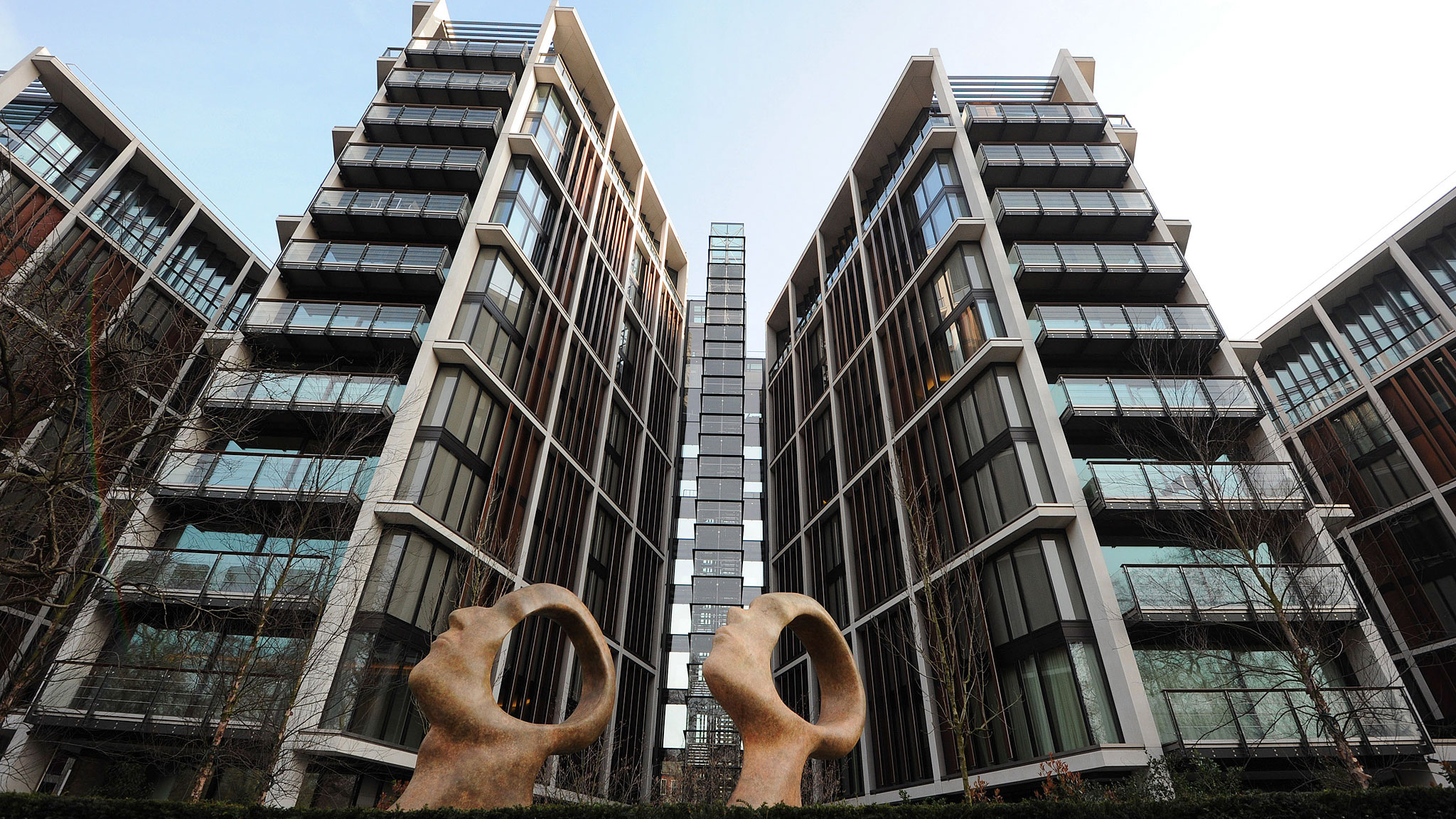 Th&aacute;ng trước, một căn penthouse kh&aacute;c rộng 1.300 m2 chưa ho&agrave;n thiện nội thất tại One Hyde Park được b&aacute;n với gi&aacute; 157 triệu USD. Theo Knight Frank, t&iacute;nh cả thuế v&agrave; chi ph&iacute; nội thất, gi&aacute; căn hộ n&agrave;y c&oacute; thể l&ecirc;n tới 212-226 triệu USD.&nbsp;