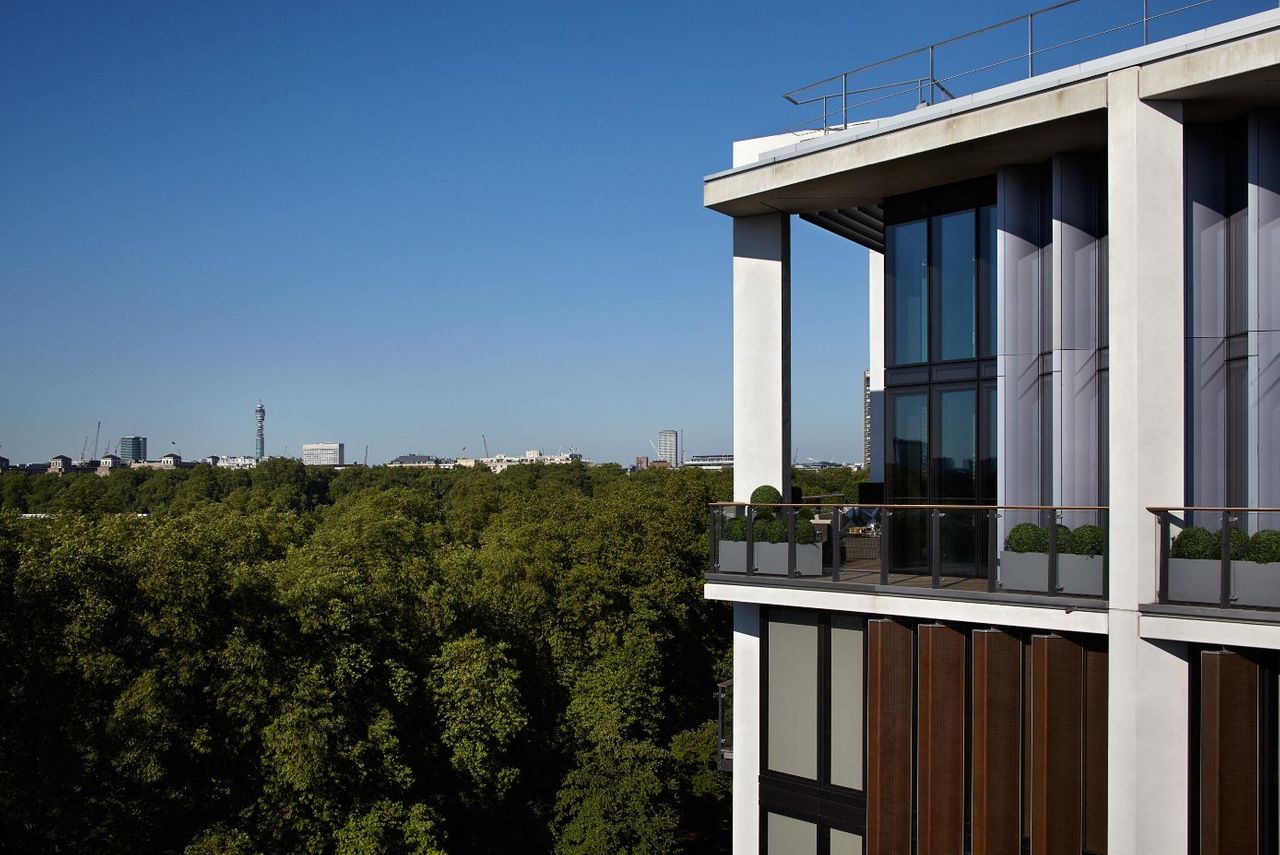 Kh&ocirc;ng chỉ căn penthouse tr&ecirc;n, t&ograve;a nh&agrave; One Hyde Park cũng c&oacute; nhiều căn hộ đắt đỏ với gi&aacute; từ khoảng 28 triệu USD. Đ&acirc;y l&agrave; nơi c&oacute; cửa h&agrave;ng đồng hồ Rolex lớn nhất tại ch&acirc;u &Acirc;u cũng như cửa h&agrave;ng McLaren với 6 si&ecirc;u xe triệu đ&ocirc; s&aacute;ng b&oacute;ng được trưng b&agrave;y.&nbsp;