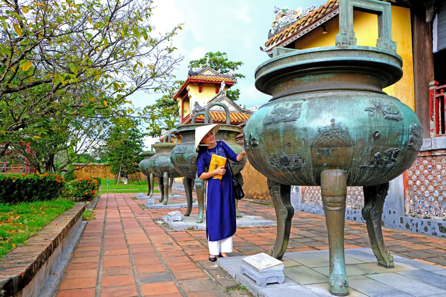 Cửu đỉnh được ví như một bộ 