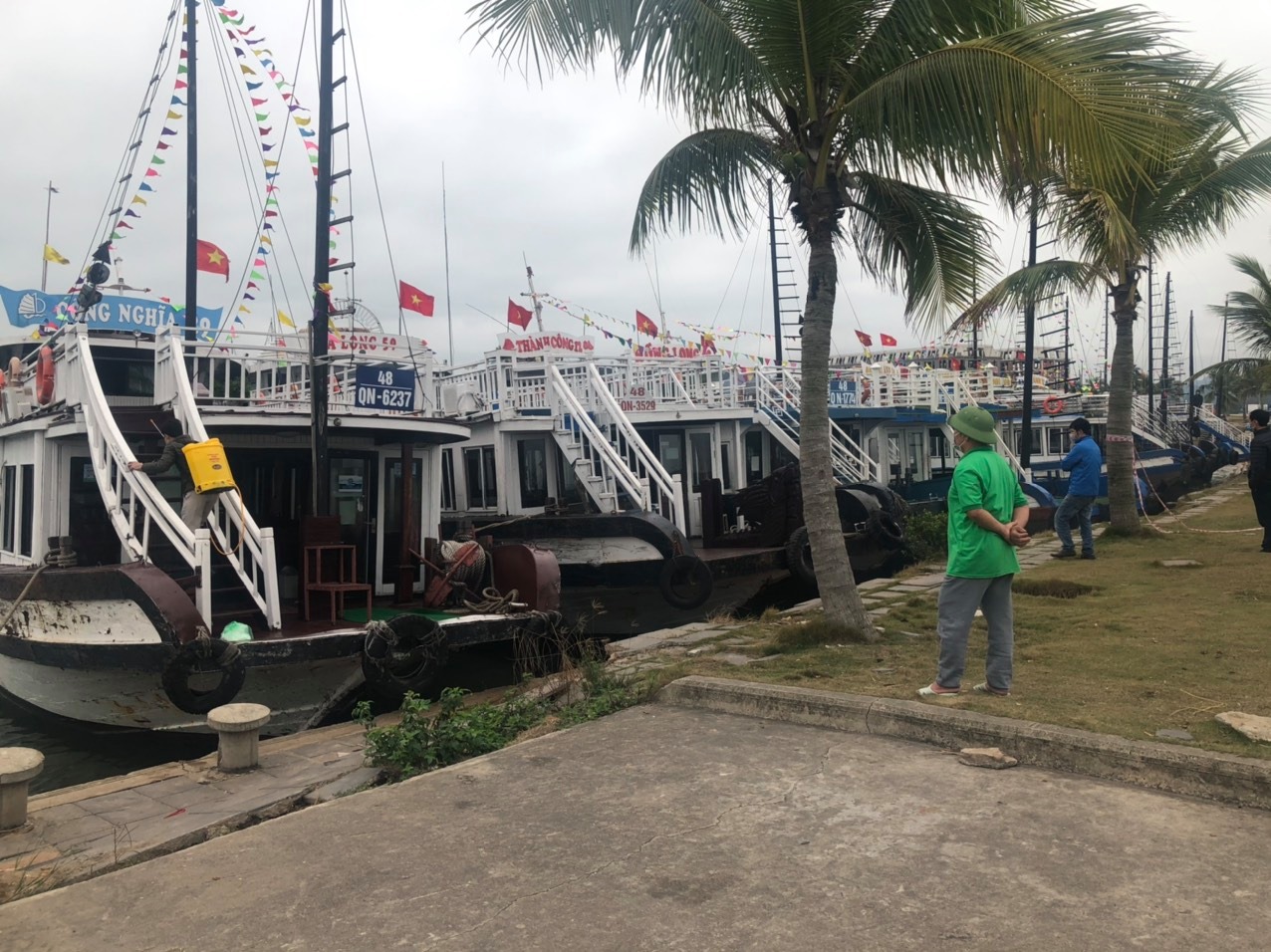 Phần lớn t&agrave;u du lịch tr&ecirc;n vịnh Hạ Long phải nằm bờ v&igrave; đ&oacute;i kh&aacute;ch, ảnh hưởng đến&nbsp;thu nhập của h&agrave;ng ngh&igrave;n người PG88 Sòng bạc trực tuyến TOP 1 Việt Nam | Casino, Nổ Hũ.