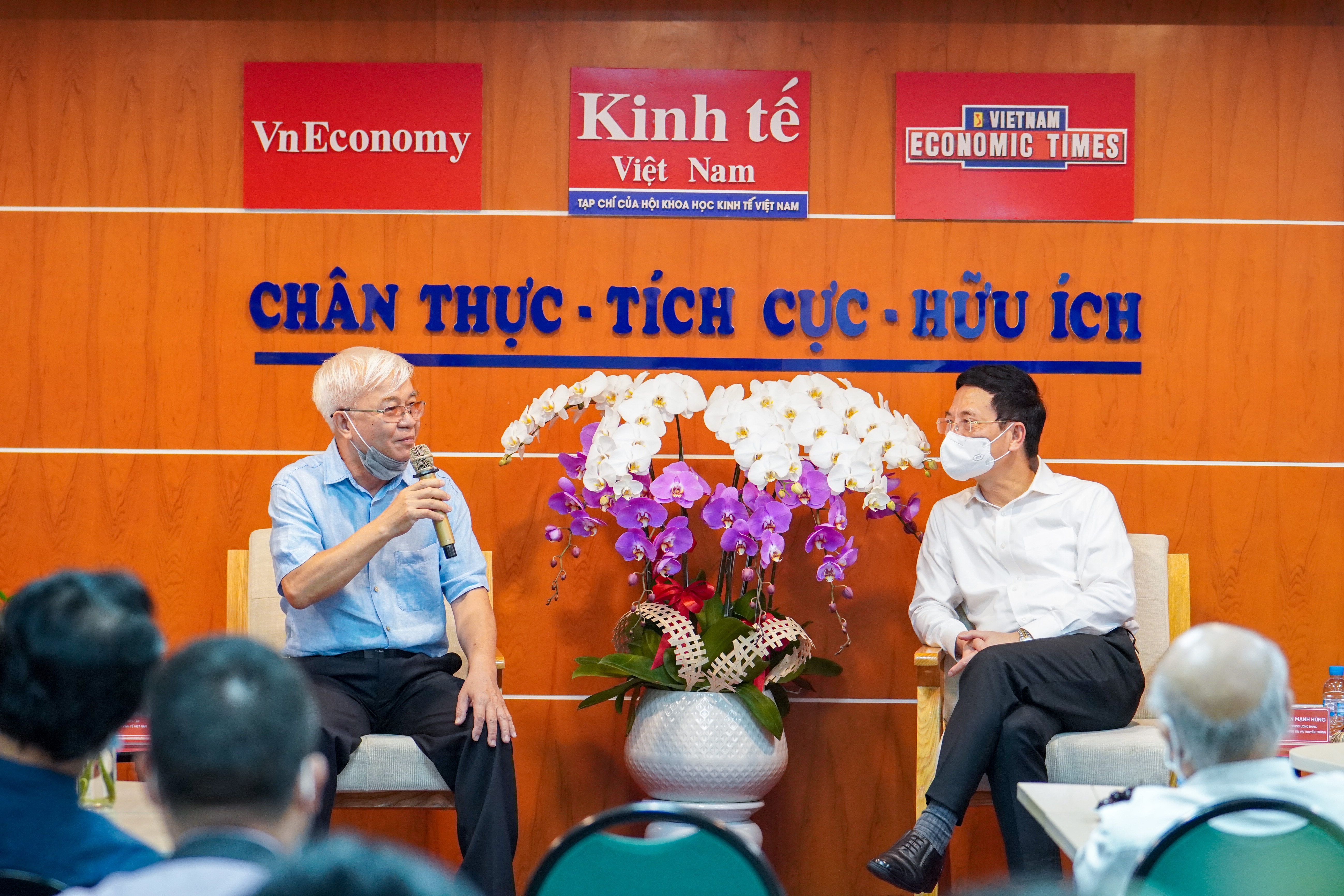 Thay mặt to&agrave;n thể c&aacute;n bộ, ph&oacute;ng vi&ecirc;n, bi&ecirc;n tập vi&ecirc;n của Tạp ch&iacute; Link Trang Chủ PG88.Com Mới #2026 Việt Nam, Tổng Bi&ecirc;n tập Chử Văn L&acirc;m đ&atilde; cảm ơn Bộ trưởng Nguyễn Mạnh H&ugrave;ng v&agrave; c&aacute;c đồng ch&iacute; l&atilde;nh đạo Bộ Th&ocirc;ng tin v&agrave; Truyền th&ocirc;ng đ&atilde; quan t&acirc;m, động vi&ecirc;n, ủng hộ v&agrave; chỉ hướng đi trọng t&acirc;m trong tương lai cho Tạp ch&iacute;.