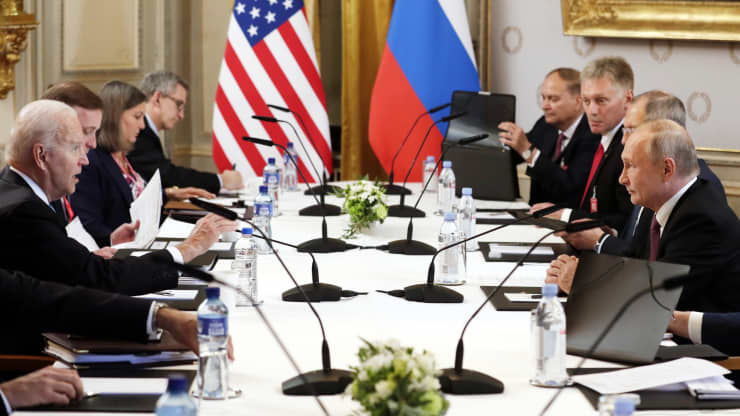 Tổng thống Mỹ Joe Biden, Tổng thống Nga Vladimir Putin, c&ugrave;ng quan chức hai nước tại cuộc gặp thượng đỉnh ng&agrave;y 16/6 ở Geneva - Ảnh: Tass/Getty.