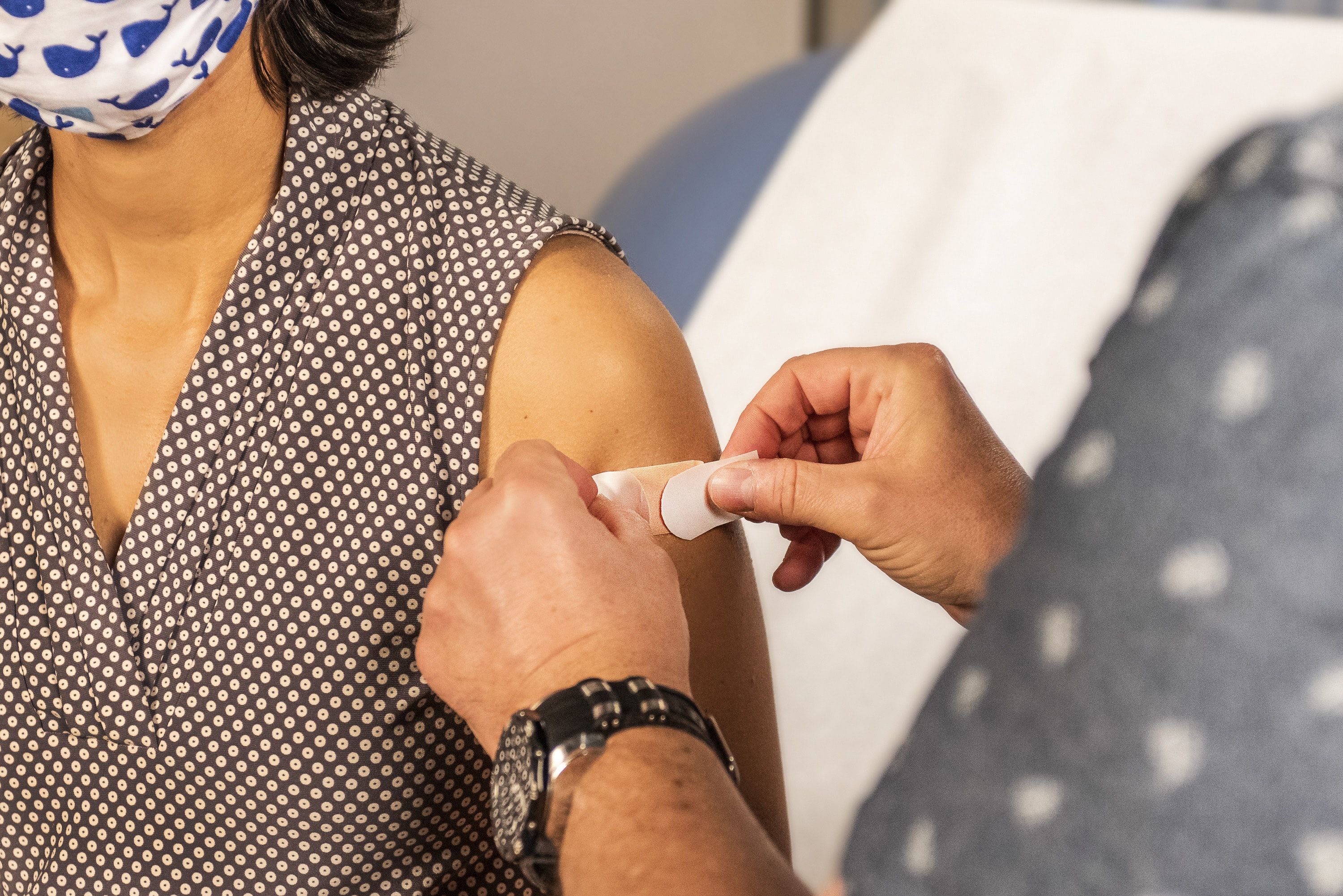 Liều vaccine đầu ti&ecirc;n tr&ecirc;n cơ th&ecirc;̉ những người đã từng mắc Covid-19 sẽ hoạt động như một liều nhắc lại, khiến liều thứ hai trở n&ecirc;n kh&ocirc;ng cần thiết.