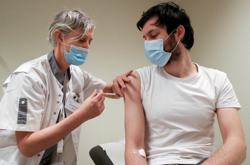 Tiêm thử nghiệm vaccine CureVax cho một tình nguyện viên ở Bỉ, hôm 2/3 - Ảnh: Reuters.
