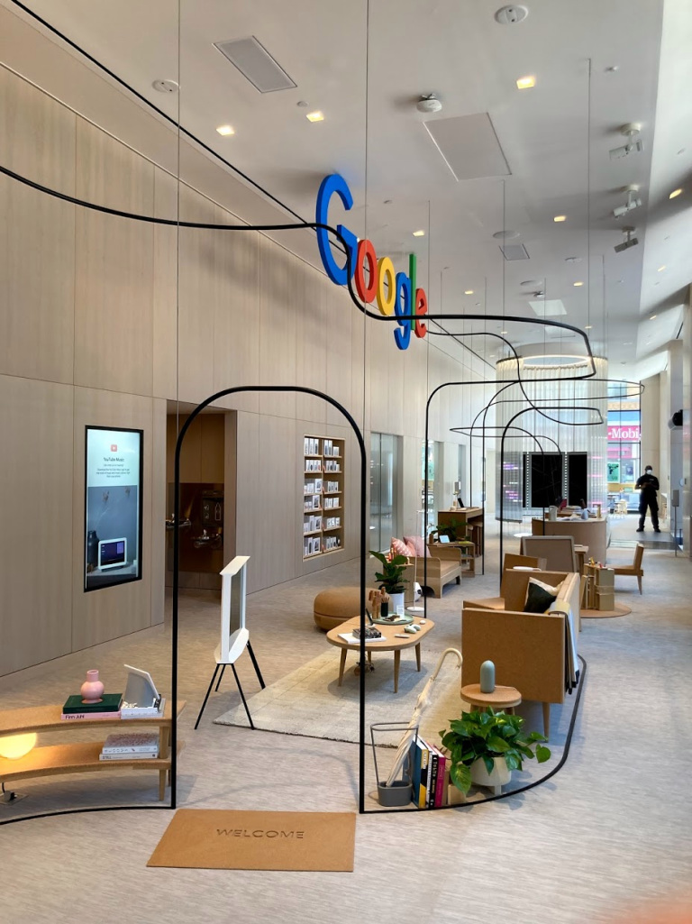 Tại cửa h&agrave;ng b&aacute;n lẻ, ngo&agrave;i c&aacute;c thiết bị của Google kh&aacute;ch h&agrave;ng c&ograve;n c&oacute; thể thấy m&ocirc;̣t s&ocirc;́ phụ kiện của b&ecirc;n thứ ba.