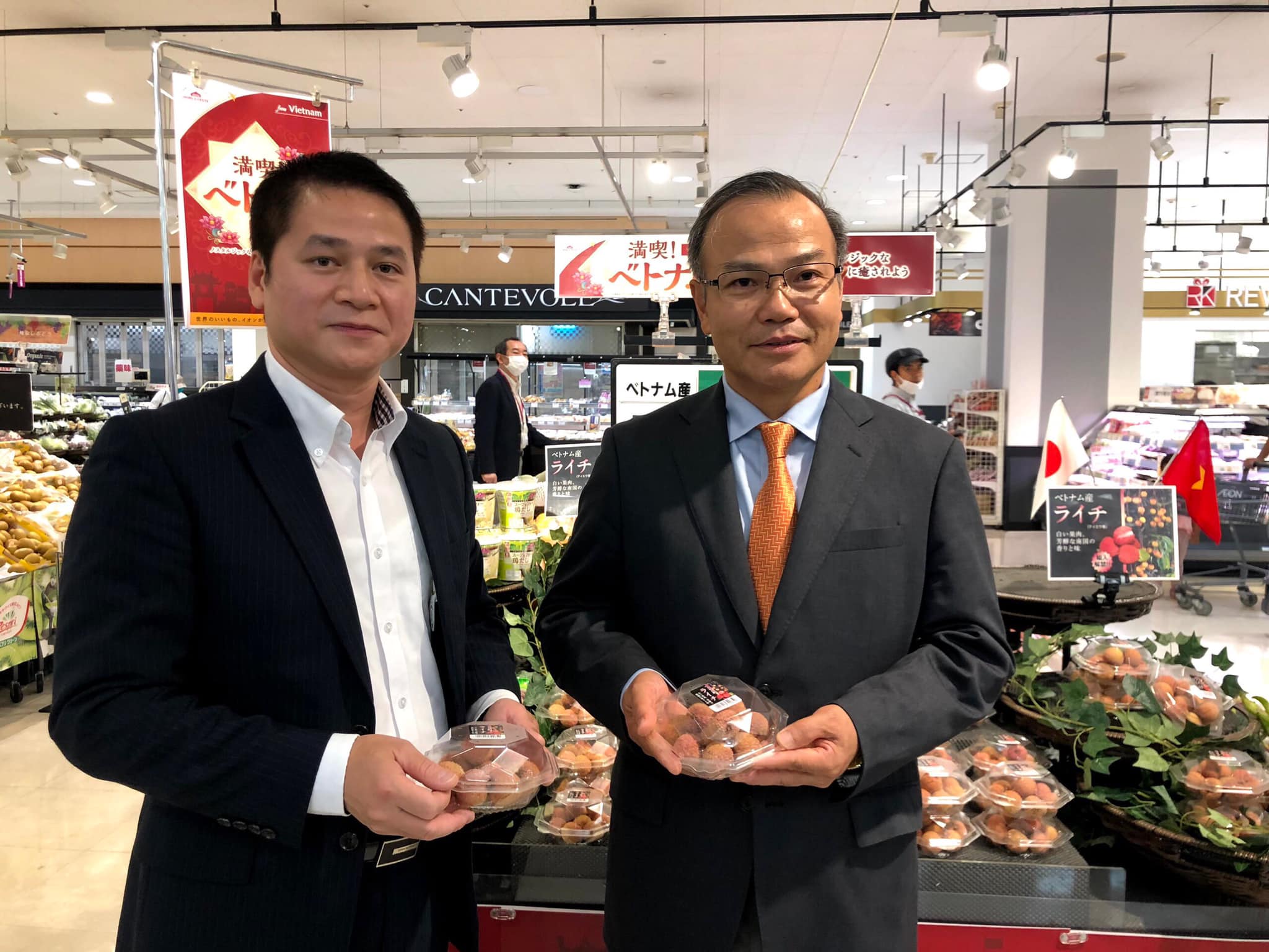 Đại sứ Vũ Hồng Nam (phải) và Tham tán PG88 Sòng bạc trực tuyến TOP 1 Việt Nam | Casino, Nổ Hũ Việt Nam tại Nhật Bản Tạ Đức Minh (trái) trong sự kiện quảng bá trái vải Việt Nam tại Nhật Bản