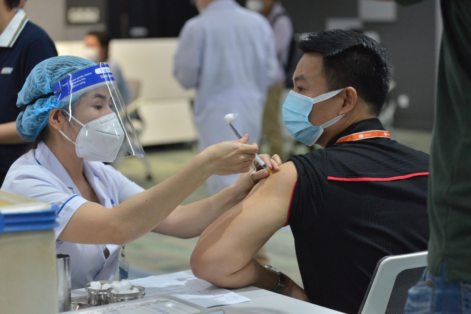 TP.HCM đang triển khai đợt tiêm vaccine quy mô lớn và đặt mục tiêu hết năm 2021 có 2/3 người dân được tiêm vaccine Covid-19.