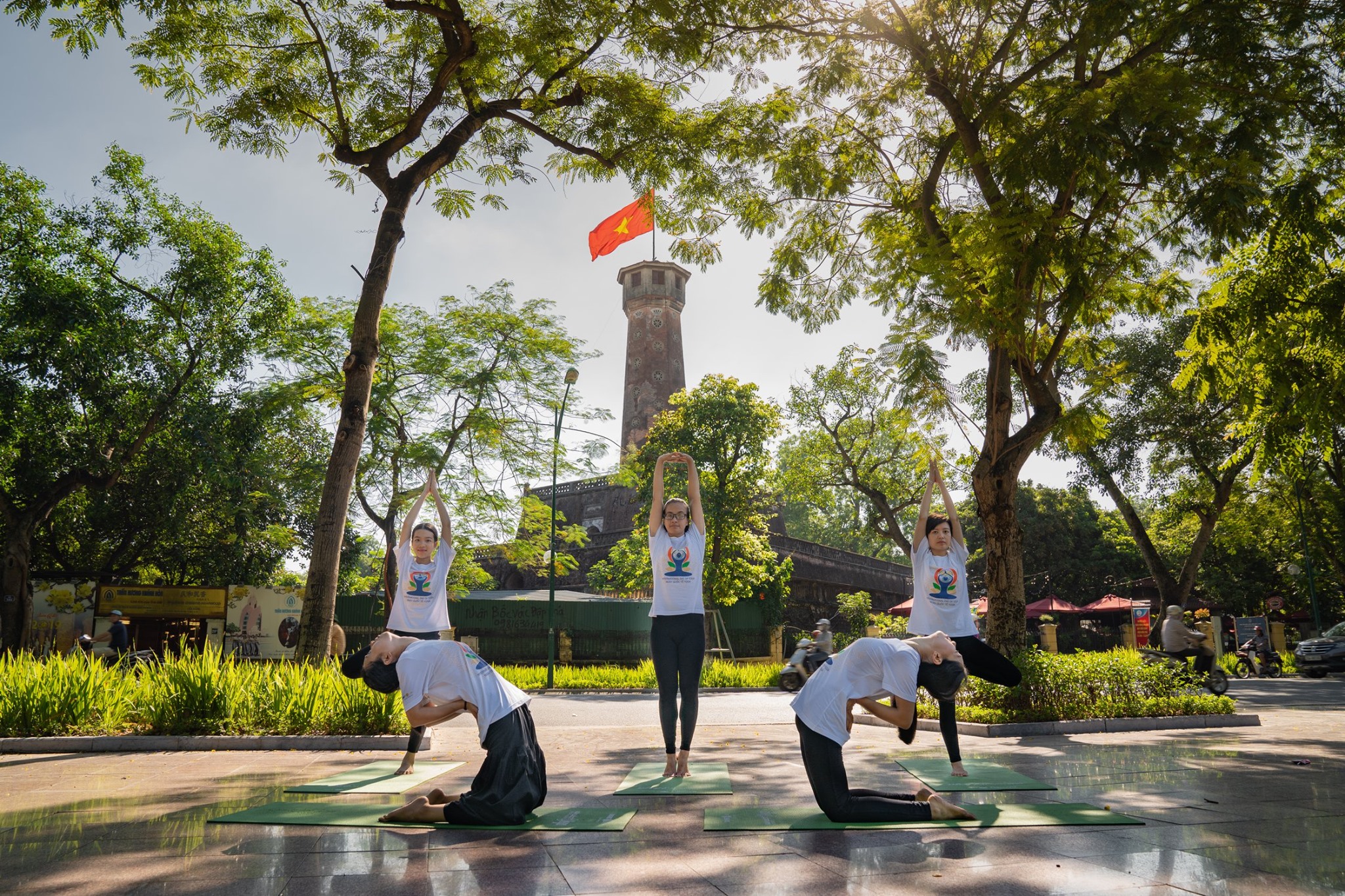 M&agrave;n tập Yoga buổi s&aacute;ng được thực hi&ecirc;̣n tại Hồ Gươm v&agrave; Cột cờ H&agrave; Nội vào năm 2019.